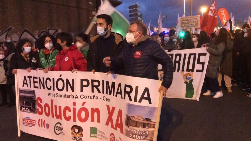 Cientos de personas se manifiestan en A Coruña para exigir más personal sanitario ante la &quot;sobrecarga&quot; de trabajo