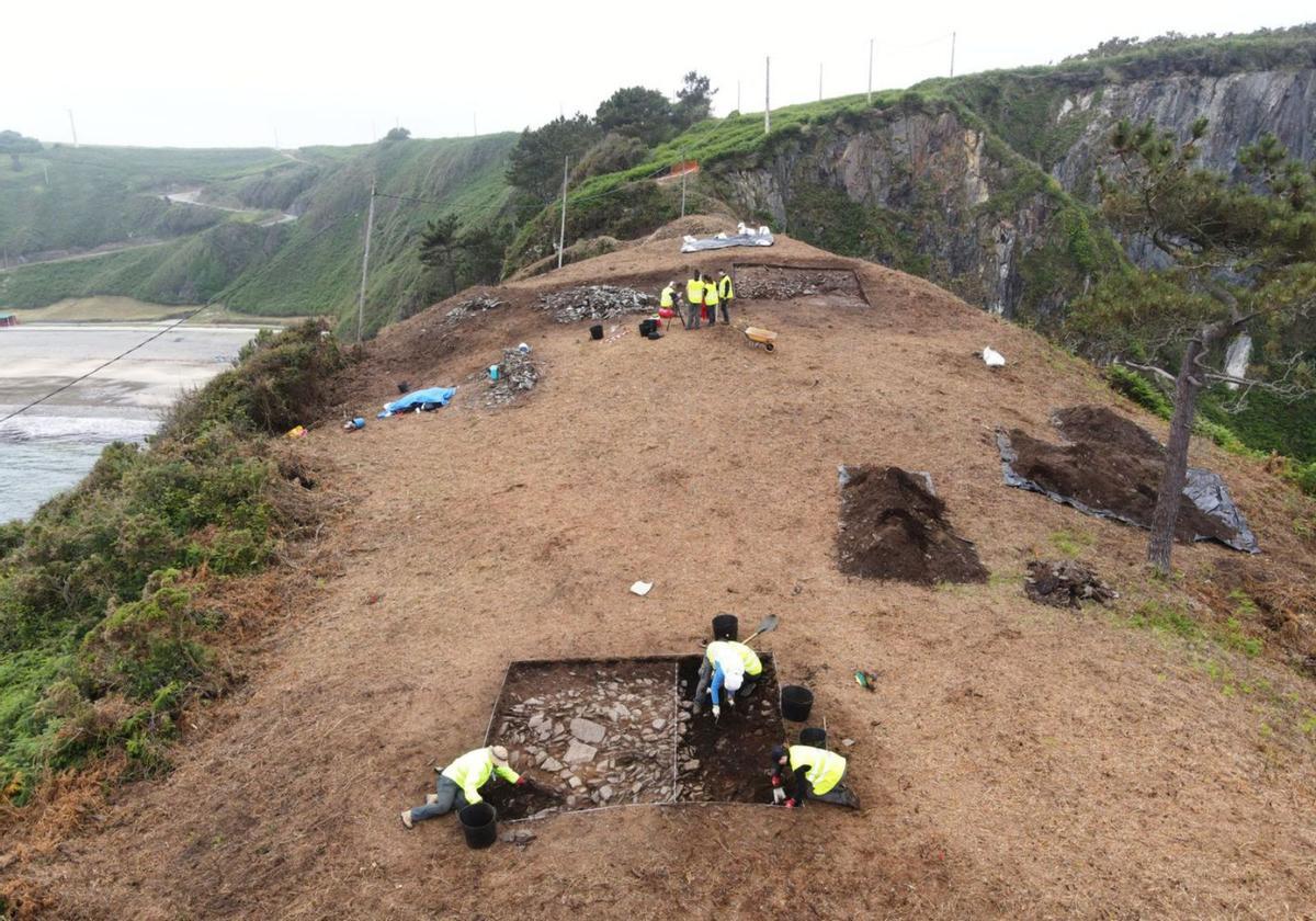 Imagen de los trabajos desarrollados en la zona, con la vista que ofrece el yacimiento a la playa Tercera de Luarca, a la izquierda. | Incipit-CSIC