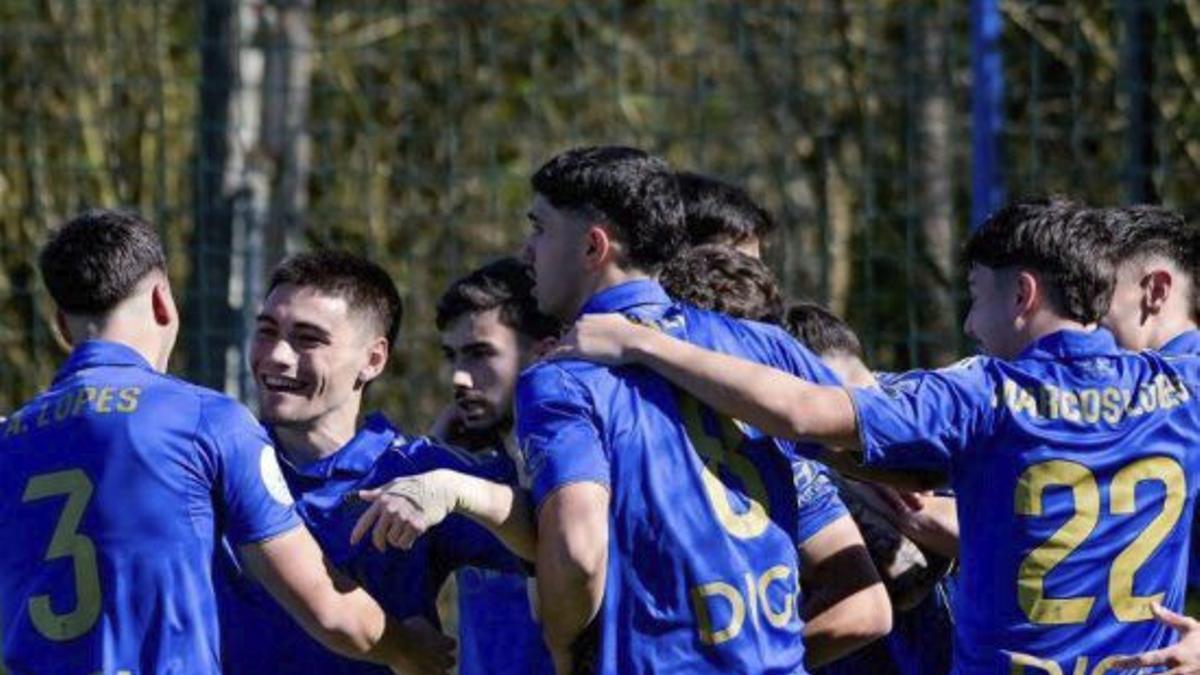 Los jugadores del Vetusta celebran uno de sus goles. | R. O.