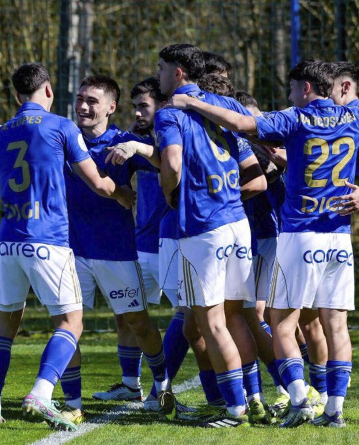 Los jugadores del Vetusta celebran uno de sus goles. | R. O.