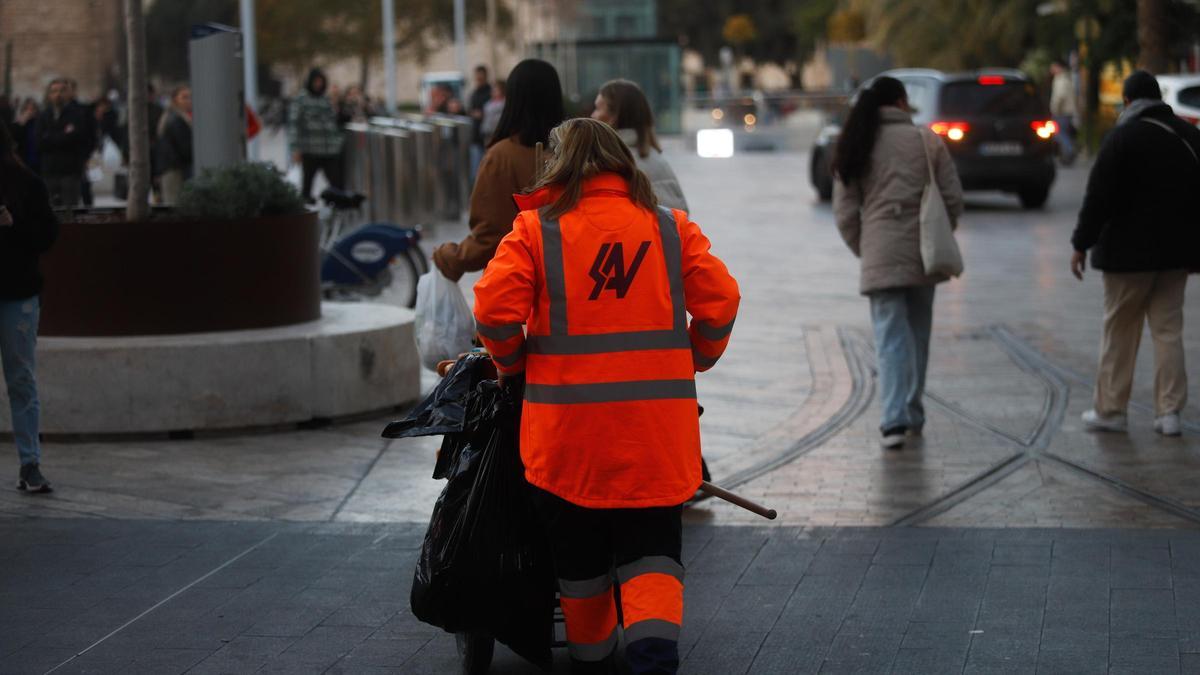 Trabajos de limpieza en la ciudad de València.