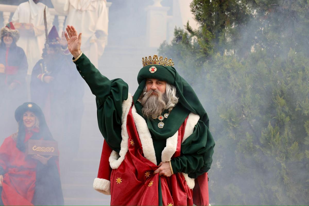 En imágenes | Los Reyes Magos ya están en Zaragoza: miles de familias los reciben en el Parque Grande