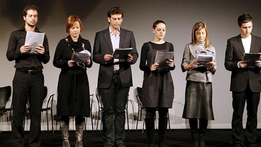 La secretaria de Organización del PSOE, Leire Pajín (2i), y la ministra de Igualdad, Bibiana Aído (2d), leen junto a unos actores textos contra la violencia de género, durante el acto organizado por el partido en la Casa de América para celebrar el Día contra la Violencia de Género, que es el próximo 25 de noviembre. EFE / Mondelo