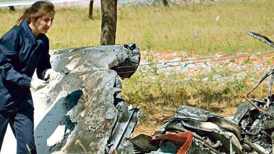 Una técnico de Aviación Civil examina el pasado sábado los restos de la avioneta siniestrada en Son Bonet.