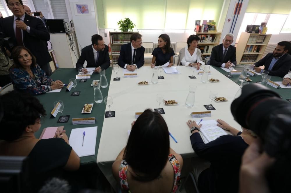 La Reina en una reunión con alumnos, profesores y empresarios