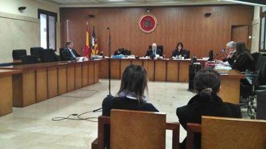 Las dueñas de Casa Lola y Casa Rocío, ayer en el banquillo de los acusados de la Audiencia de Palma.