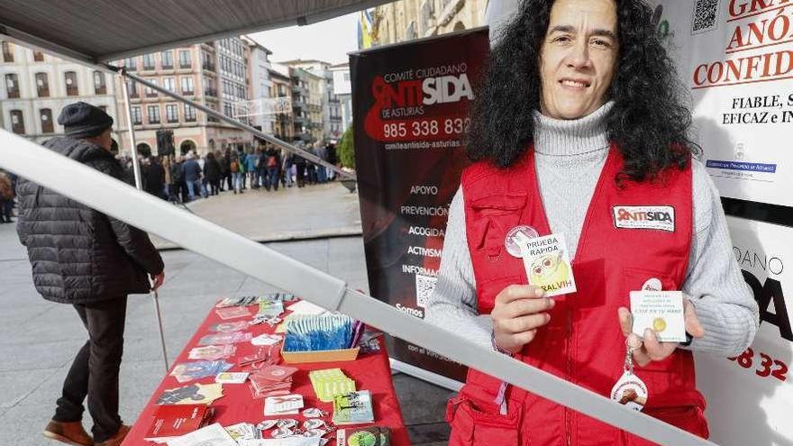 Loli Fernández, del Comité Antisida de Asturias, ayer, en El Parche.
