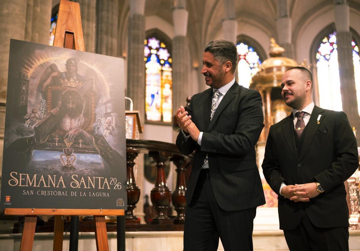 Luis Yeray Gutiérrez y el autor del cartel de la Semana Santa, Ismael Francisco.