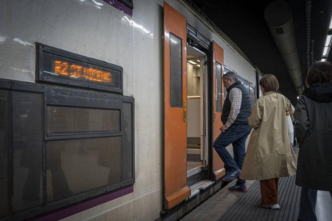 Un robo de cable entre la estación de La Sagrera y Badalona limita a dos trenes por hora y sentido la línea R1 de Rodalies