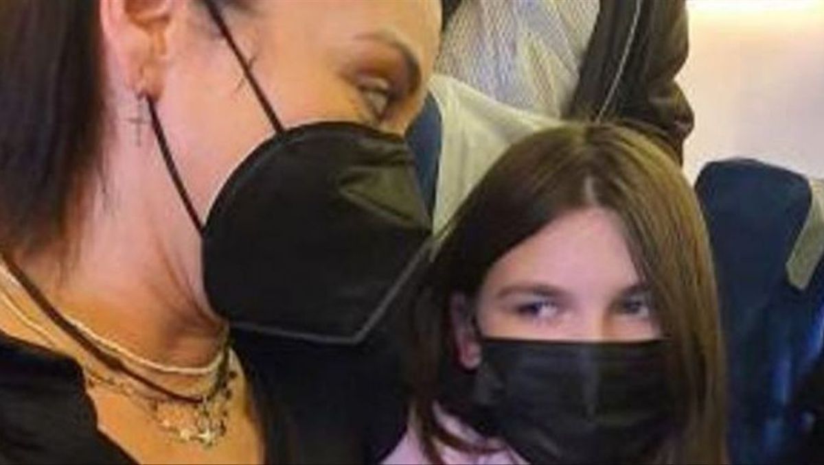 Paula Parrondo con Nikol en el vuelo a España.