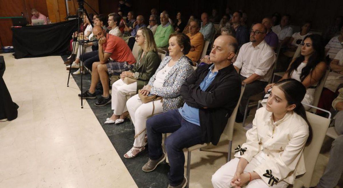 Público asistente al acto, con familiares del homenajeado en primer término; a la derecha en segunda fila, la presidenta de la Sociedad Económica, Silvia Argüelles. | Ricardo Solís