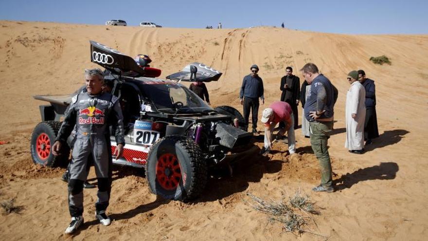 Carlos Sainz, tras el accidente en el mismo lugar que Peterhansel, pudo llegar a meta doce horas después de tomar la salida. | REUTERS