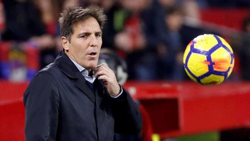 Berizzo, ayer, durante el partido en el Sánchez Pizjuán. // Efe