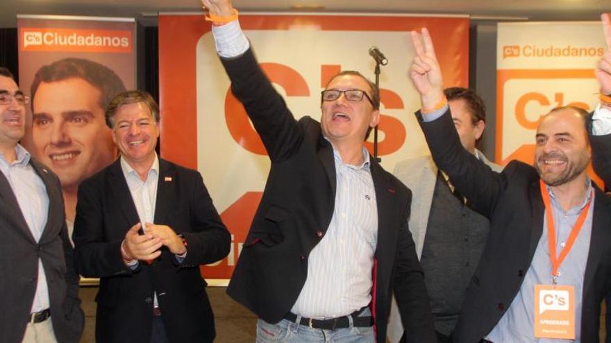 El número 1 al Congreso por C´S, Miguel Garaulet, celebra con su segundo, José Luis Martínez, y con el signo de la victoria los dos diputados logrados.