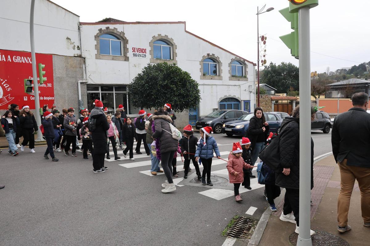 Los niños del colegio O Sello, en Cabral, recorren las calles para pedir el aguinaldo Los niños del colegio O Sello, en Cabral, recorren las calles para pedir el aguinaldo