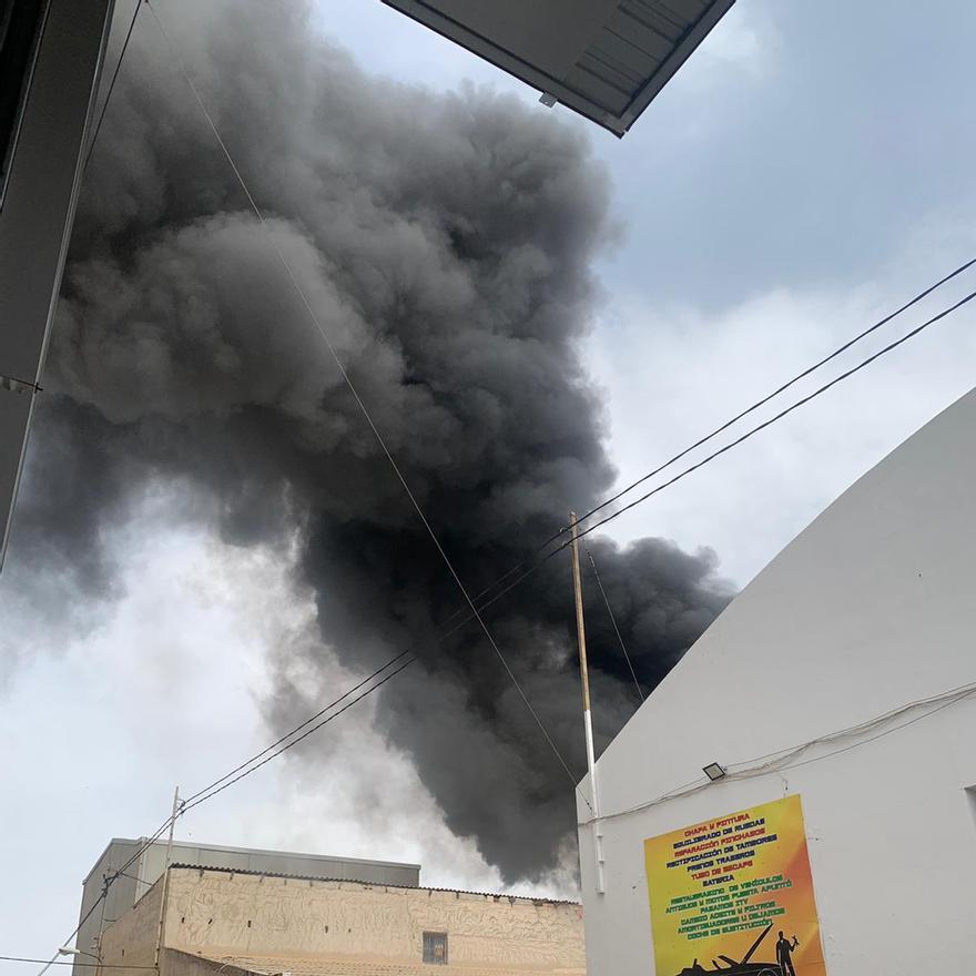 Dos intoxicados en el incendio de un almacén en Alicante