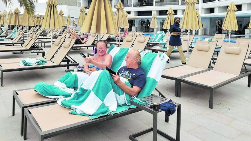 Turistas en la piscina del hotel Don Gregory, en Maspalomas, llegados tras presentar un test del covid.