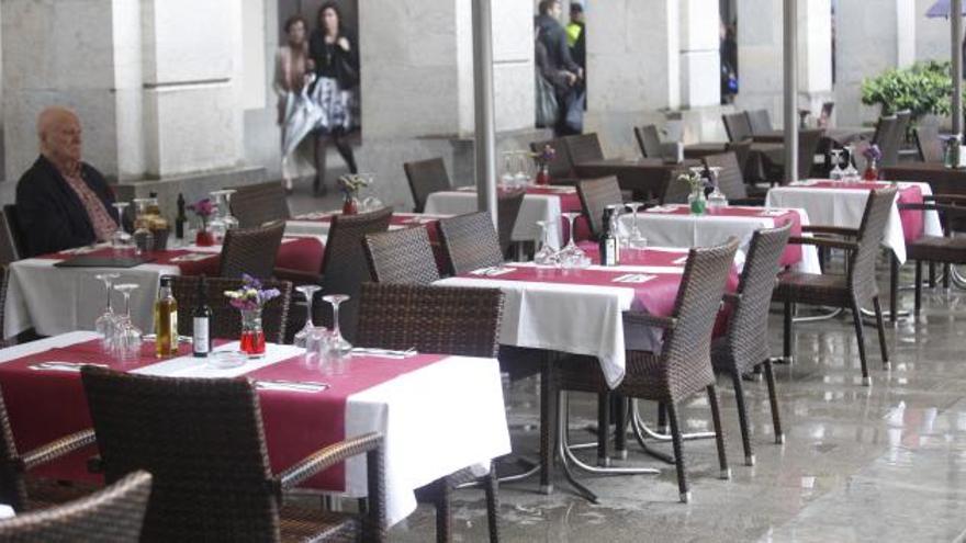 El mal temps buida terrasses però manté els restaurants plens