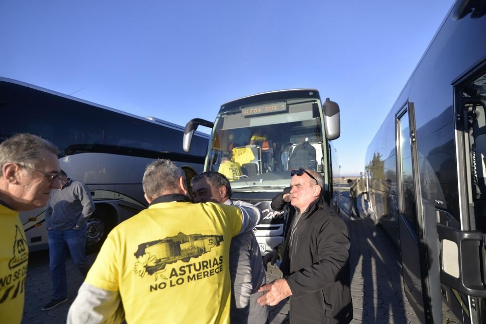 Los trabajadores de Alcoa de Asturias parten hacia Madrid a una manifestación contra el cierre de la fábrica