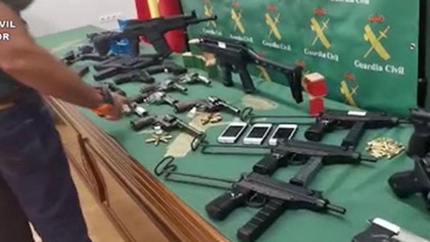 Dos personalidades inquietantes con armas de guerra en Málaga