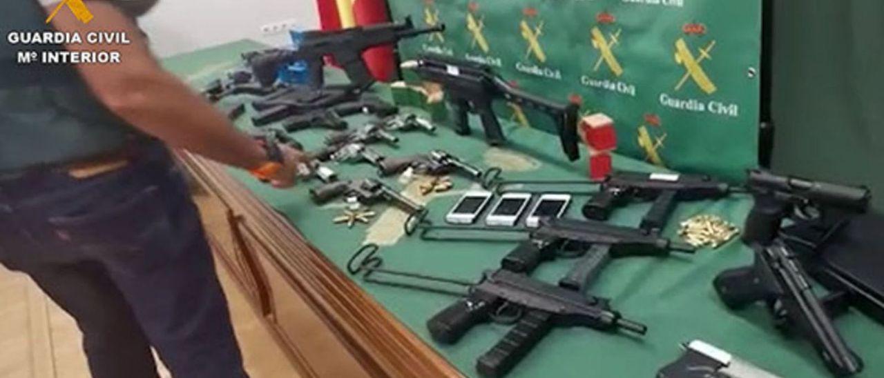 Armas intervenidas en la operación.