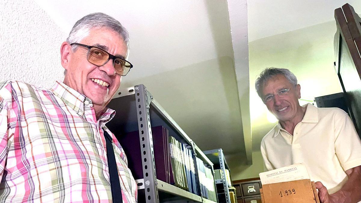 Salvador Redó (a l’esquerre) i Quim Aloy, amb el fitxer que van anar a buscar el juny de l’any passat a l’Hospital de Sant Andreu