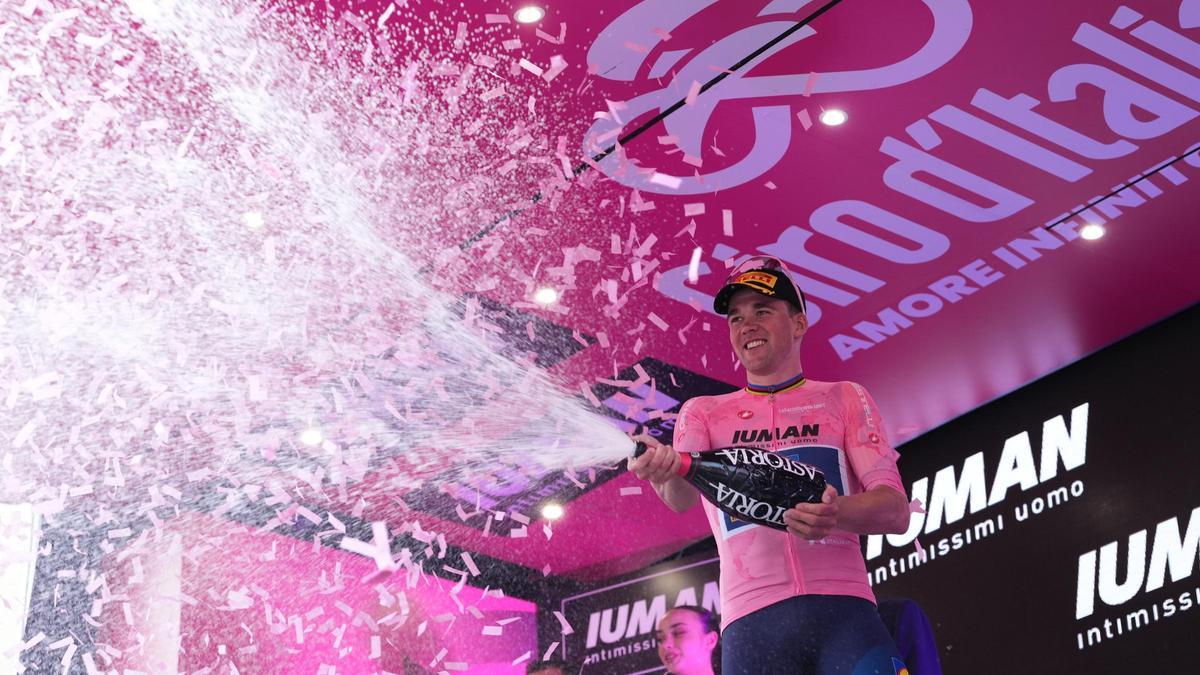 Mads Pedersen, en el podio del Giro de Italia tras la etapa 5.