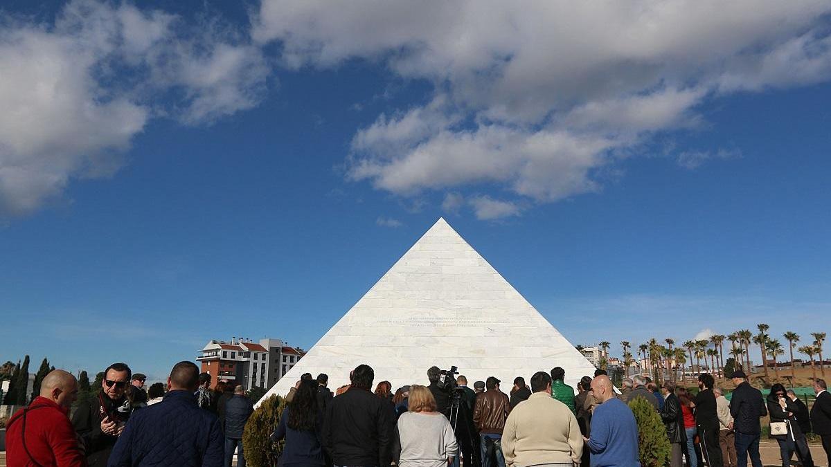 Imagen de la pirámide que, en el parque de San Rafael, recuerda a los fusilados en el antiguo cementerio por la dictadura.