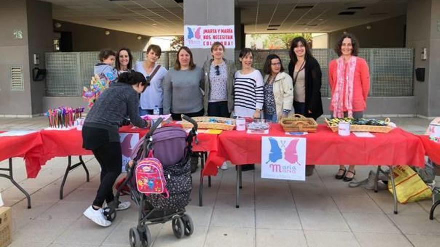 Miembros de la AMPA del CEIP Vicent Marçà en el mercadillo.