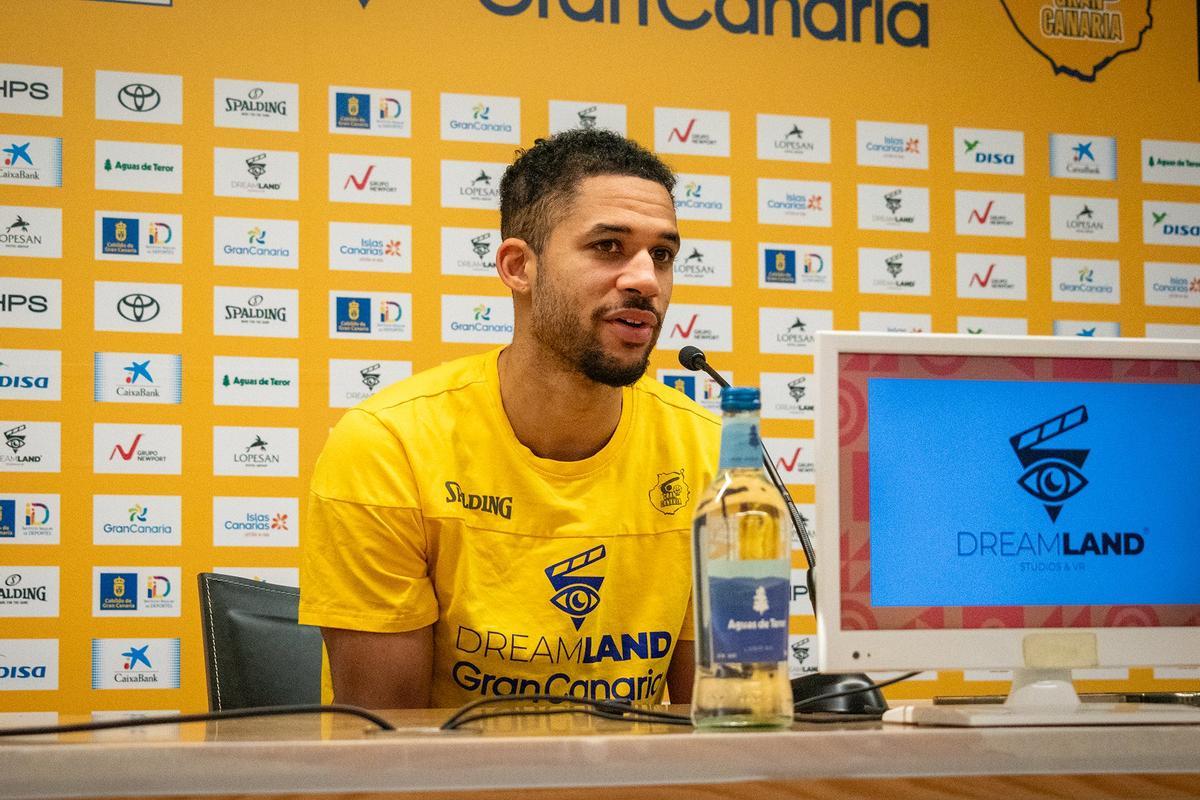Kassius Robertson durante la rueda de prensa en el Arena.