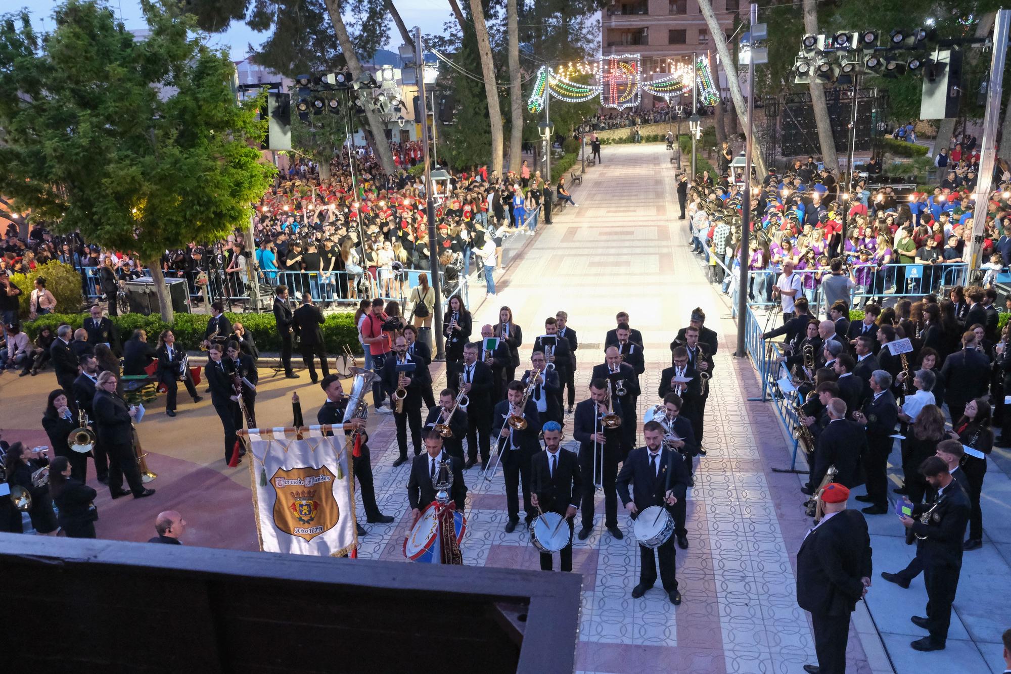 El pasodoble de la euforia abre las fiestas de Petrer