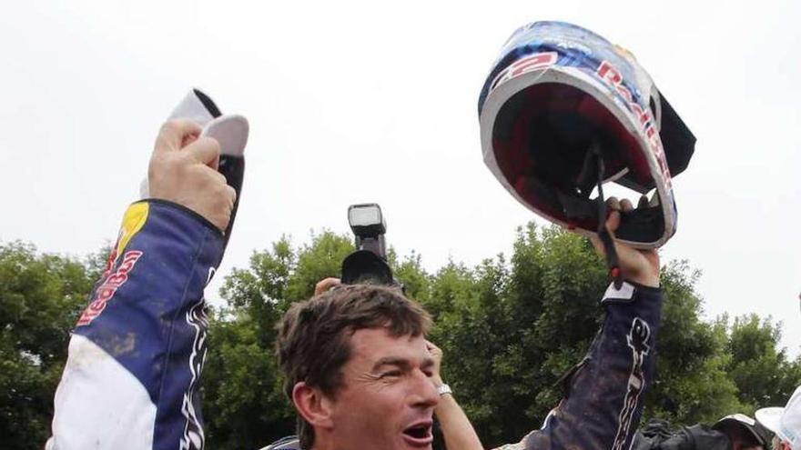 Marc Coma celebra su victoria final en el Rally Dakar. jean-paul pelissier