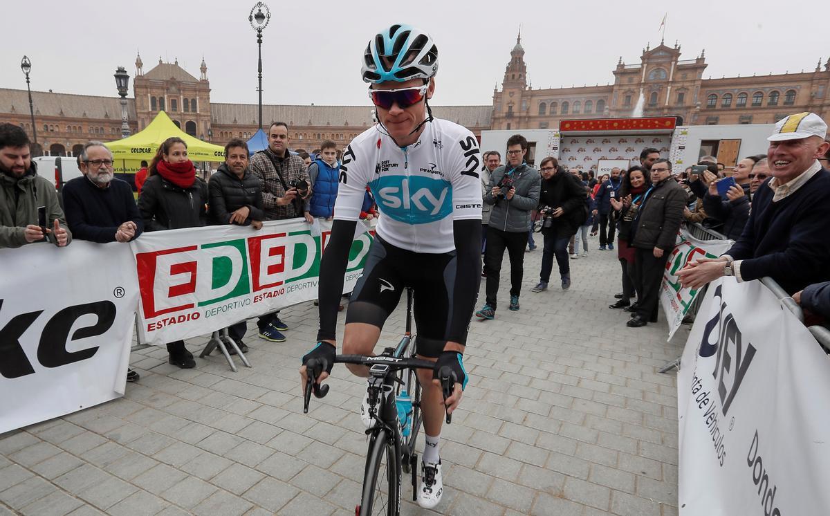 GRAF3507. SEVILLA, 17/02/2018.- El ciclista británico del Team Sky, Chris Froome, cuatro veces ganador del Tour y de la última Vuelta a España, tras abandonar el control de firmas ubicado en la Plaza de España de Sevilla, momentos antes de la salida de la cuarta etapa de la 64 Vuelta a Andalucía que se disputa entre Sevilla y Alcalá de los Gazules (Cádiz), de 194,7 Km. EFE/ José Manuel Vidal