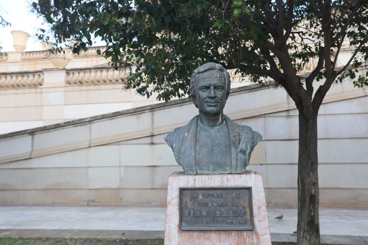 El busto de bronce en honor al cantante