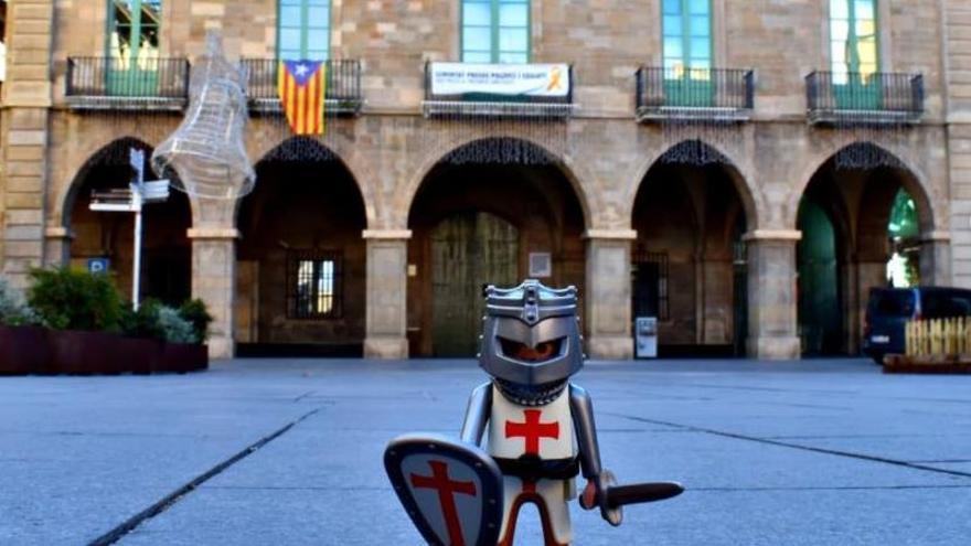 Un Playmobil de &#039;Catalunya poble a poble&#039; davant l&#039;Ajuntament de Manresa