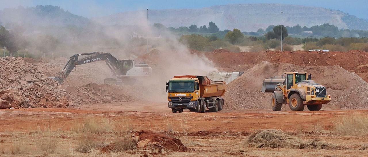 Movimientos de tierras en la parcela elegida por Amazon para su megaplataforma logística de Onda. | MARTÍNEZ