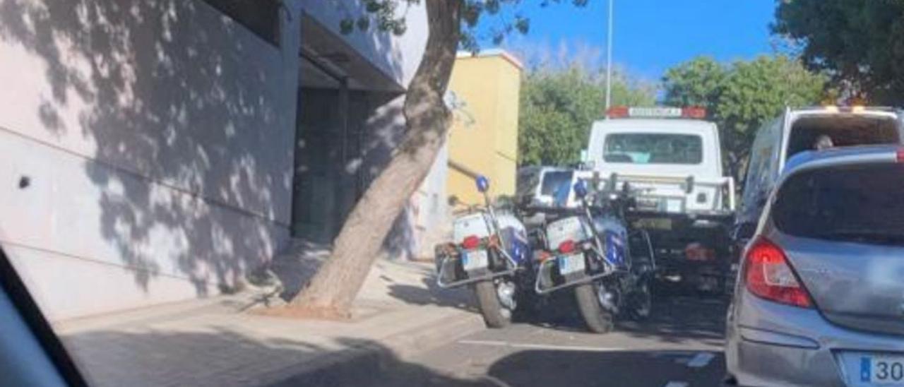 Una grúa traslada a los bajos de la plaza de Las Moraditas de Taco las motos de la policía que serán subastadas.