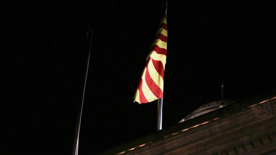 Senyera al Palau de la Generalitat després de despenjar-se la bandera espanyola.