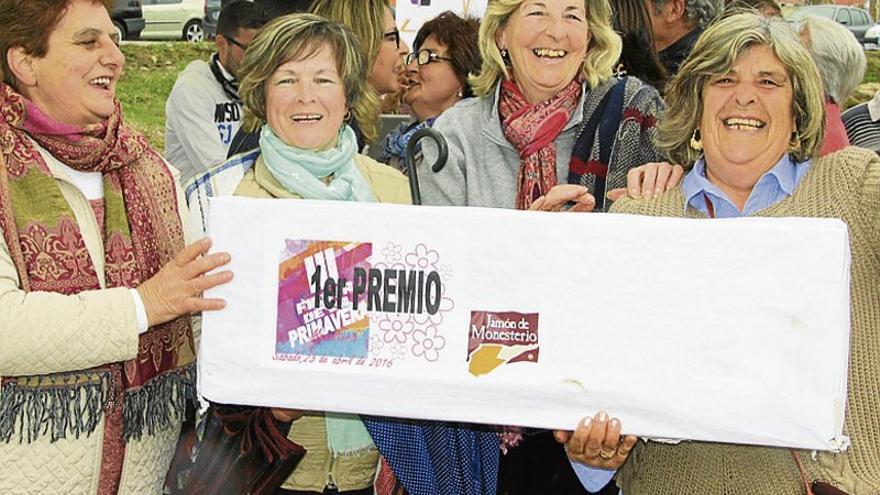 La lluvia no pudo con las ganas de arroz y de diversión de los vecinos de Monesterio