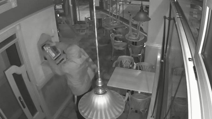 Así actúan los ladrones en el barrio ovetense de Pumarín: un hombre entra de madrugada en una cafetería y huye al ver a la cocinera