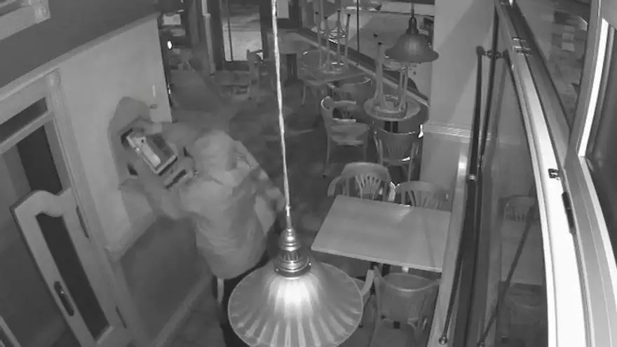 Un ladrón huye de la cocinera tras ser sorprendido en pleno asalto a un bar de Oviedo: "Es más el destrozo que hacen que nada"