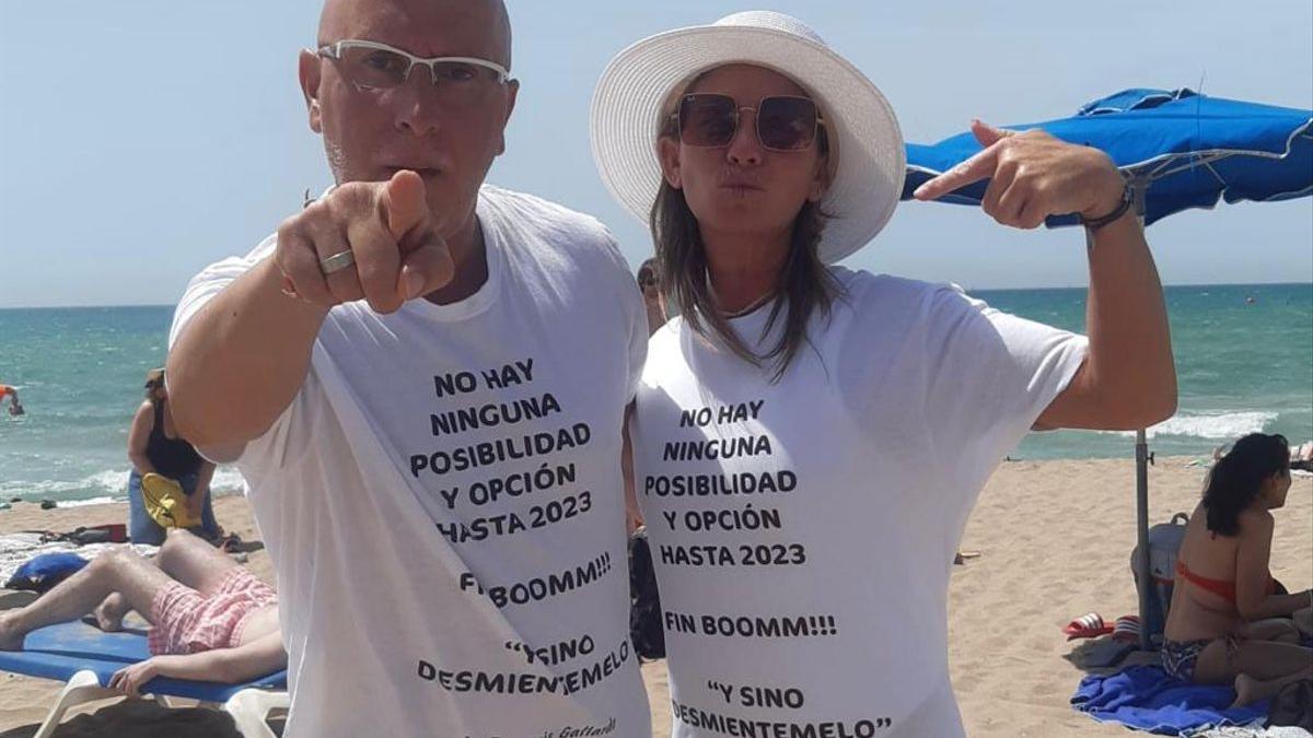François Gallardo y Venessa, su mujer, paseando por la playa con camisetas con su predicción sobre Mbappé.