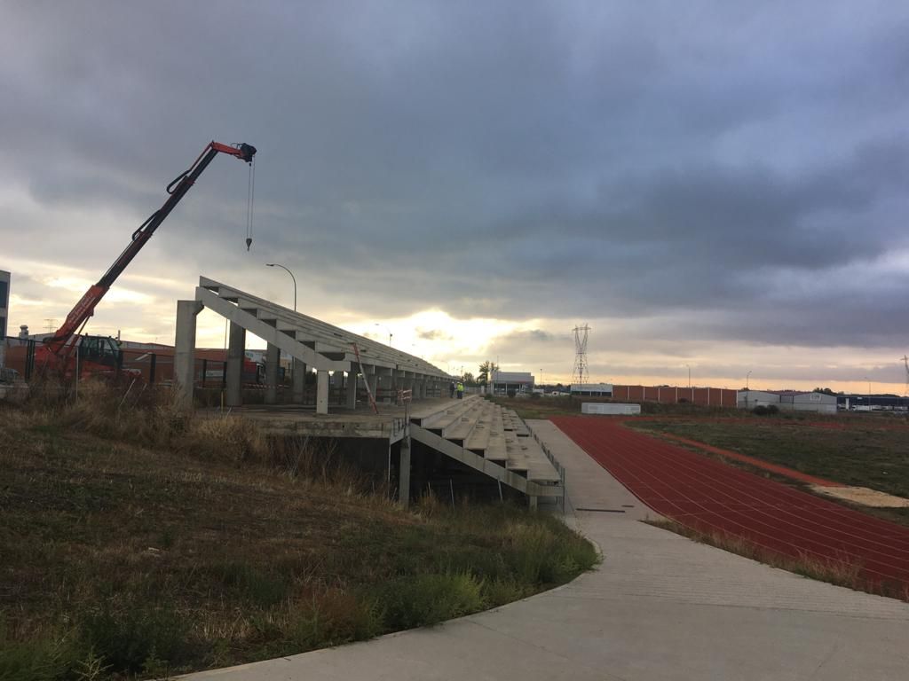 Así es el desmontaje de las gradas de las pistas de atletismo en Benavente para restaurar su legalidad