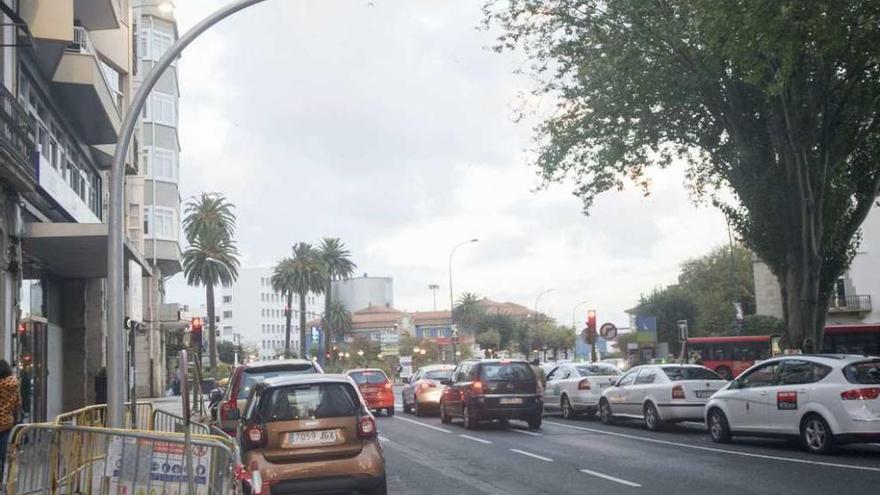 Coches en la plaza de Ourense.