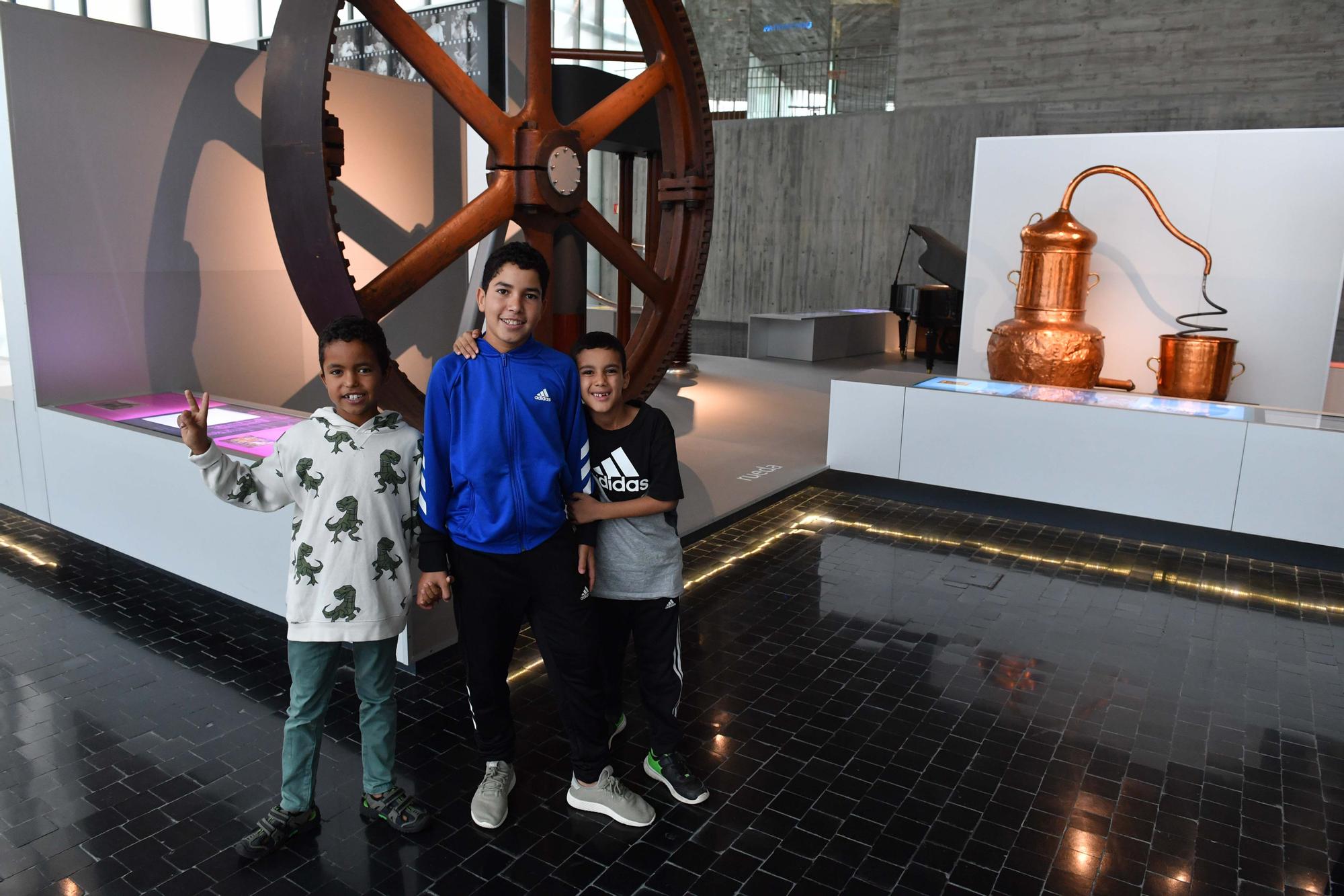 Niños saharauis del programa 'Vacaciones en paz' visitan el Muncyt de A Coruña