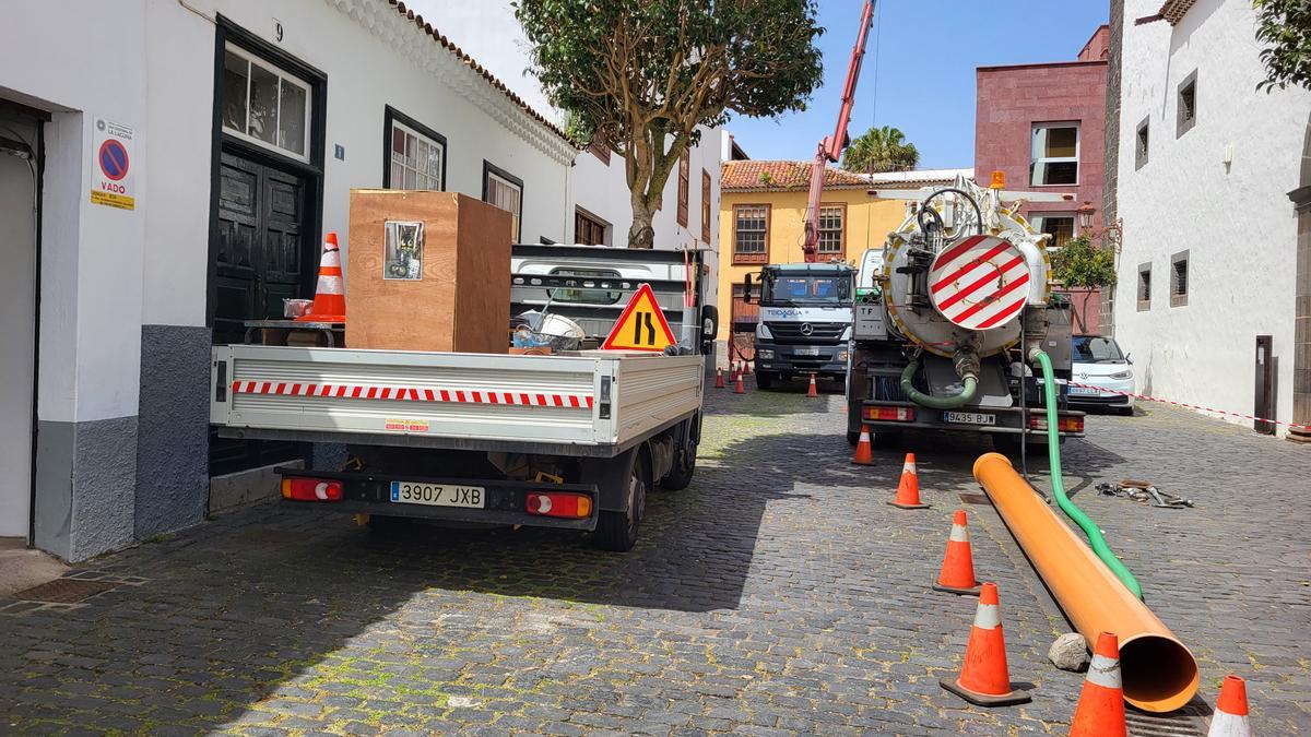 Vehículos de Teidagua en el exterior de las instalaciones de la empresa, este miércoles.