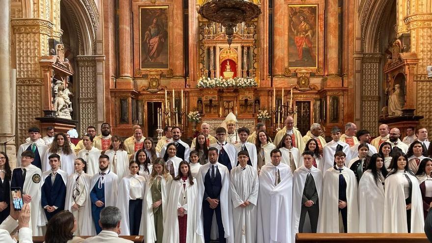 Un total de 51 catecúmenos reciben tres sacramentos en un mismo día en la Catedral de Córdoba