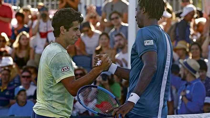 Munar saluda a Monfils al final del partido.