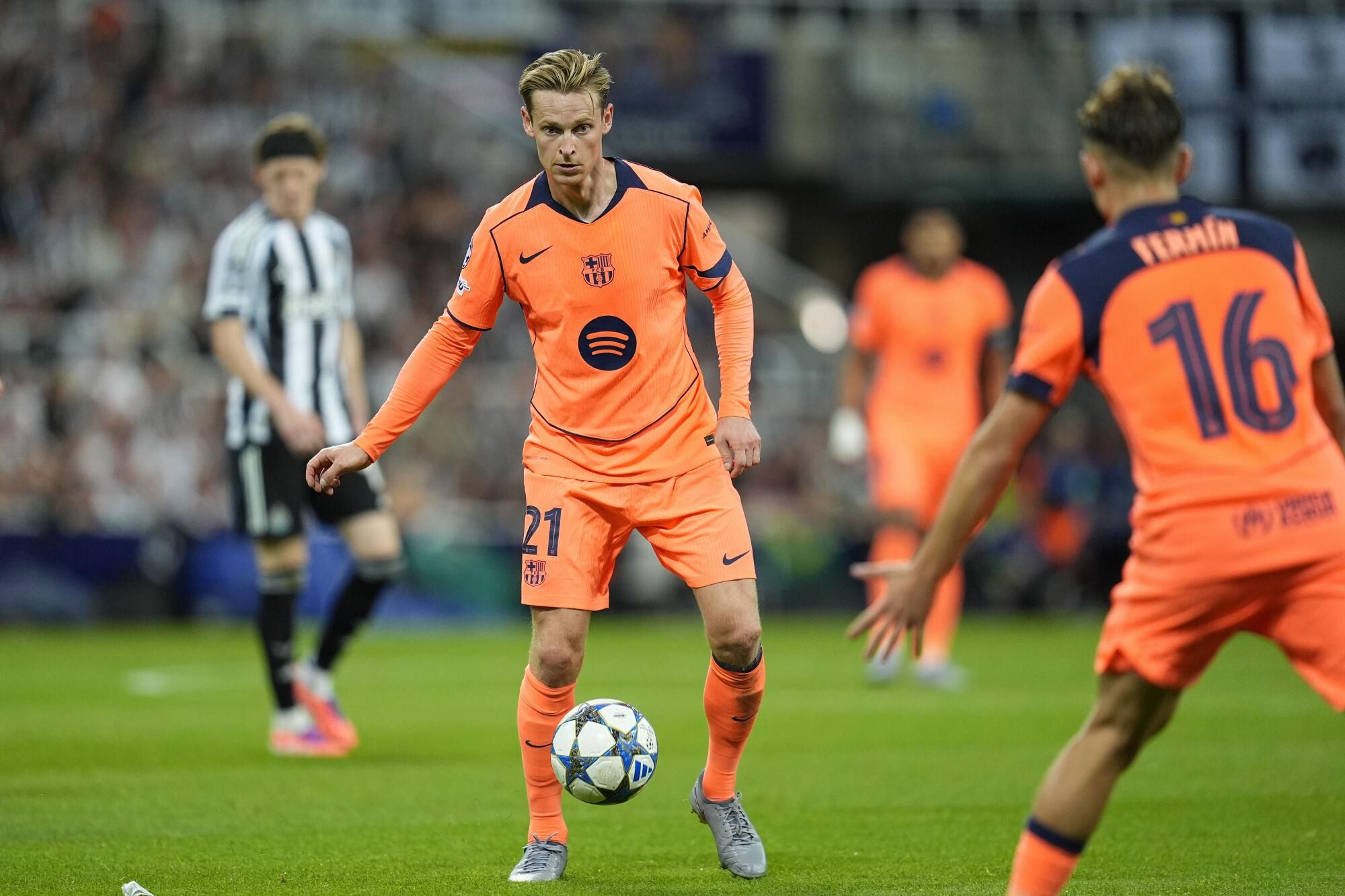 Frenkie de Jong of FC Barcelona in action during the UEFA Champions League 2025/26 League Phase MD1 match between Newcastle United FC and FC Barcelona at St James' Park on September 18, 2025 in Newcastle upon Tyne, England. AFP7 18/09/2025 ONLY FOR USE IN SPAIN. Dennis Agyeman / AFP7 / Europa Press;2025;SPAIN;SPORT;ZSPORT;SOCCER;ZSOCCER;Newcastle United FC v FC Barcelona - UEFA Champions League 2025/26 League Phase MD1;