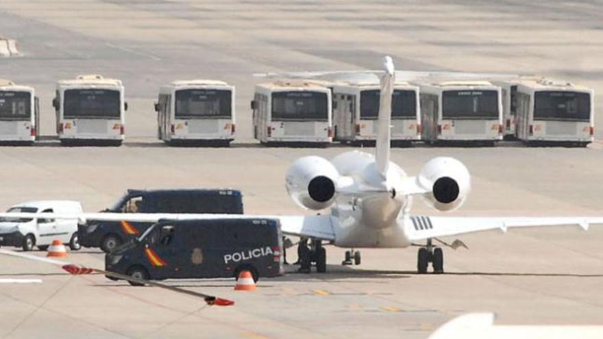 El avión retenido en el aeropuerto de Gran Canaria el pasado domingo. | santi blanco